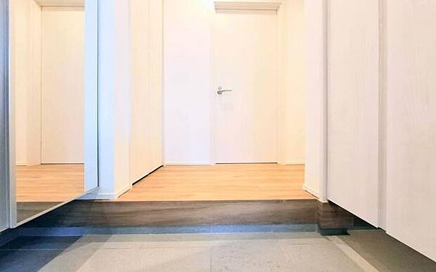 《玄関》■玄関ホールにもゆとりをもった設計ですので第一印象が違います。