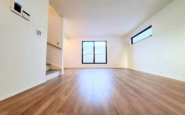 《リビングダイニング》　■上質な時間を育む暮らしのメインステージ。寛ぎとご家族とのコミュニケーションを育む居心地のよい場所。この明るい空間は家族に安らぎを与えて、落ち着いた心地よい空間になるでしょう。