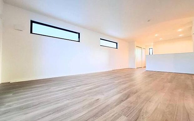 《リビングダイニング》　■開放的で広いリビング。のびのびとくつろげるリビングは、家族のコミュニケーションの場としてみんなが集まる場所に。