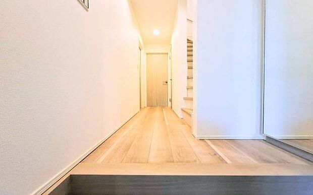 《玄関》■玄関ホールにもゆとりをもった設計ですので第一印象が違います。