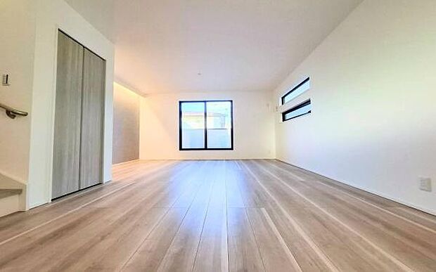 《リビングダイニング》 ■上質な時間を育む暮らしのメインステージ。寛ぎとご家族とのコミュニケーションを育む居心地のよい場所。この明るい空間は家族に安らぎを与えて、落ち着いた心地よい空間になるでしょう。