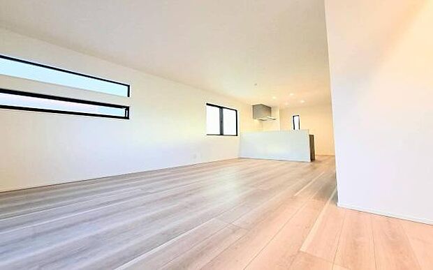 《リビングダイニング》 ■豊かな光が照らすこの場所は、たわいもない会話を楽しみ、ゆったりとした時間を過ごす場所。家族の日常が刻まれる大切な空間です。自然光に溢れるこの空間はリフレッシュにピッタリです。