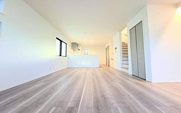 《リビングダイニング》 ■家族が自然と集まって、思い思いにくつろぎ、遊び、語らう、やすらぎの空間。この大きな窓から差し込む自然の光は、あたたかく家族を照らして、夜には美しい星空を眺めることもできます。