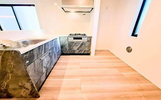 《キッチン》 ■家族が集う楽しく親子の会話もはずむキッチン。明るく清潔で使い勝手のいいキッチンには、いつも家族の笑顔があふれています。