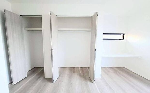 《収納》　■洋服を機能的に収納できるハンガーパイプのほか、帽子やバッグを置ける枕棚も設置。ゆとりあふれる収納空間です。