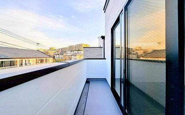 《バルコニー》 ■陽当りも良く、洗濯物も良く乾きそうです。