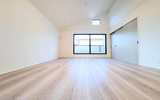 《リビングダイニング》　■開放的で広いリビング。のびのびとくつろげるリビングは、家族のコミュニケーションの場としてみんなが集まる場所に。