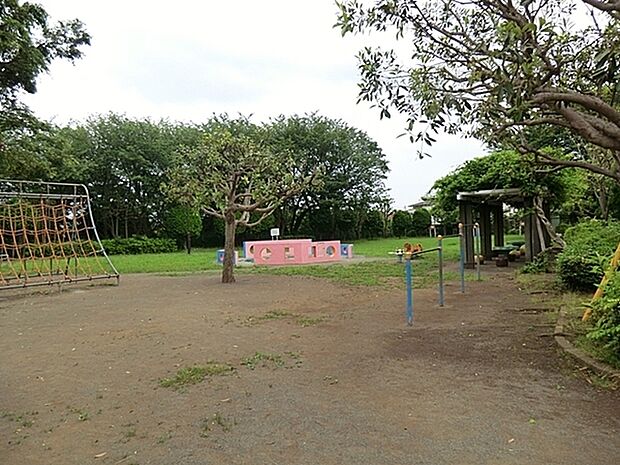 石原谷公園まで1545m、石原谷公園は藤沢市にある住宅街の、子どもが走り回るには十分な広さの公園です。公園の設備には水飲み・手洗いがあります。