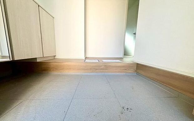 《玄関》　■シューズボックス付きで玄関もスッキリ。綺麗な玄関で帰るのが楽しみになりますね。