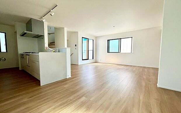 《リビングダイニング》　■家族が自然と集まって、思い思いにくつろぎ、遊び、語らう、やすらぎの空間。