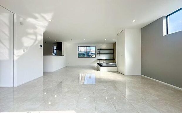 《リビングダイニング》 ■開放的で広いリビング。のびのびとくつろげるリビングは、家族のコミュニケーションの場としてみんなが集まる場所に。