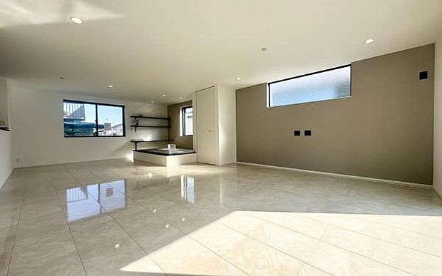 《リビングダイニング》 ■豊かな光が照らすこの場所は、たわいもない会話を楽しみ、ゆったりとした時間を過ごす場所。家族の日常が刻まれる大切な空間です。自然光に溢れるこの空間はリフレッシュにピッタリです。