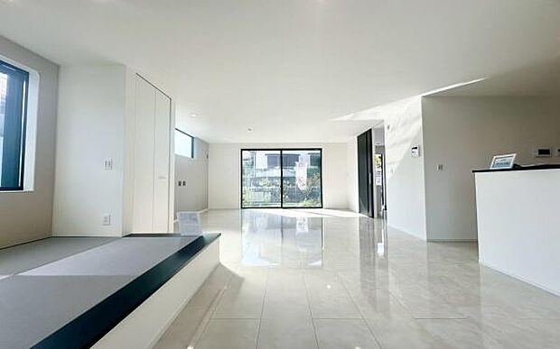 《リビングダイニング》 ■上質な時間を育む暮らしのメインステージ。寛ぎとご家族とのコミュニケーションを育む居心地のよい場所。家族の笑顔と何気ない会話がいつまでも絶えないそんな素敵な空間の予感がします。