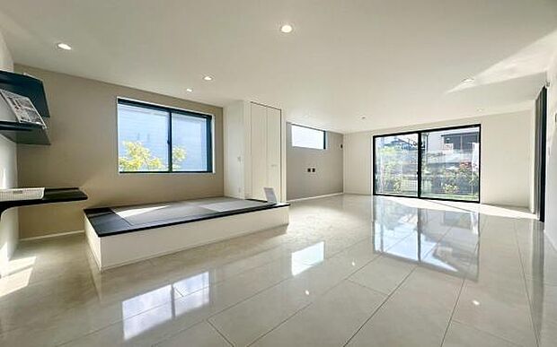 《リビングダイニング》 ■家族が自然と集まって、思い思いにくつろぎ、遊び、語らう、やすらぎの空間。