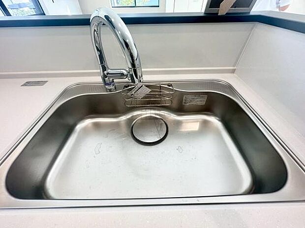 《キッチン》 ■ステンレス製シンク。幅と奥行きがありますので、食器洗時のストレスも減りそうです。