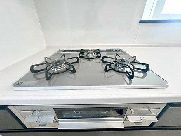 《三口ガスコンロ》 ■毎日料理をする方、家族の分まで作られる方には必須の三口ガスコンロ。同時進行が可能で効率よく、楽しく料理ができます。