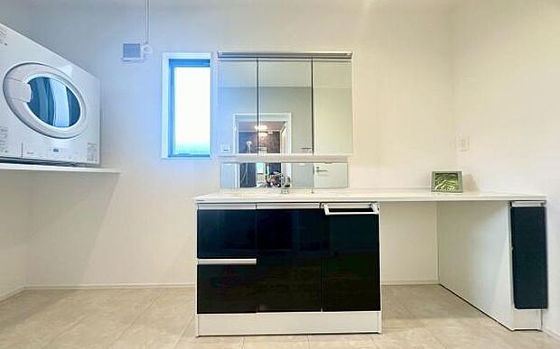 《洗面所》 ■広いパウダールームで朝の身支度も気持ちよくできそうです。