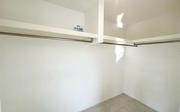 《ウォークインクローゼット》 ■大容量のウォークインクローゼットをご用意。衣類だけでなく、遊び道具やトランクなどの旅行用品の収納にも重宝します。