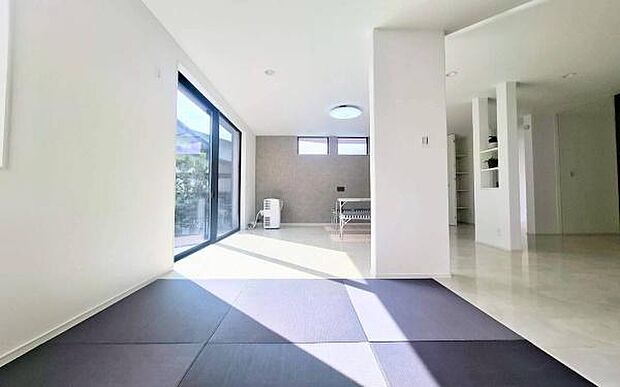 《リビングダイニング》 ■開放的で広いリビング。のびのびとくつろげるリビングは、家族のコミュニケーションの場としてみんなが集まる場所に。