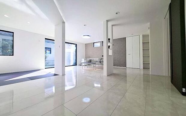 《リビングダイニング》 ■家族が自然と集まって、思い思いにくつろぎ、遊び、語らう、やすらぎの空間。