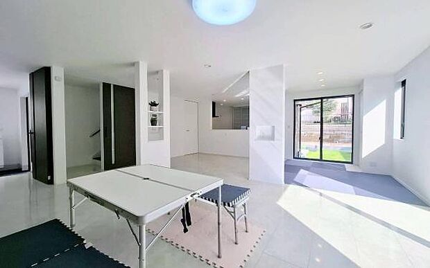 《リビングダイニング》 ■豊かな光が照らすこの場所は、たわいもない会話を楽しみ、ゆったりとした時間を過ごす場所。家族の日常が刻まれる大切な空間です。自然光に溢れるこの空間はリフレッシュにピッタリです。