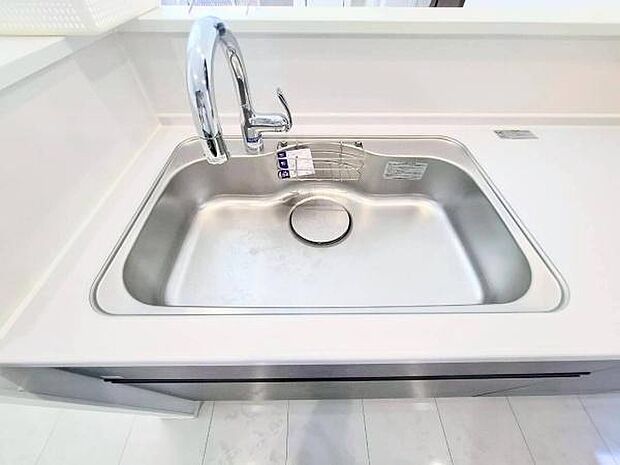 《キッチン》 ■ステンレス製シンク。幅と奥行きがありますので、食器洗時のストレスも減りそうです。