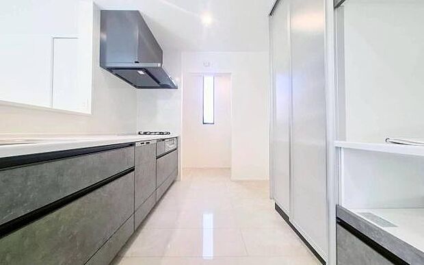 《キッチン》 ■家族が集う楽しく親子の会話もはずむキッチン。明るく清潔で使い勝手のいいキッチンには、いつも家族の笑顔があふれています。