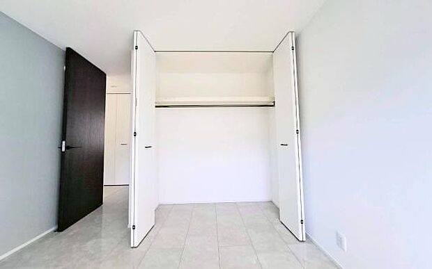 《子供部屋》 ■明るい陽の差す居室。子供部屋にもちょうど良さそうですね。