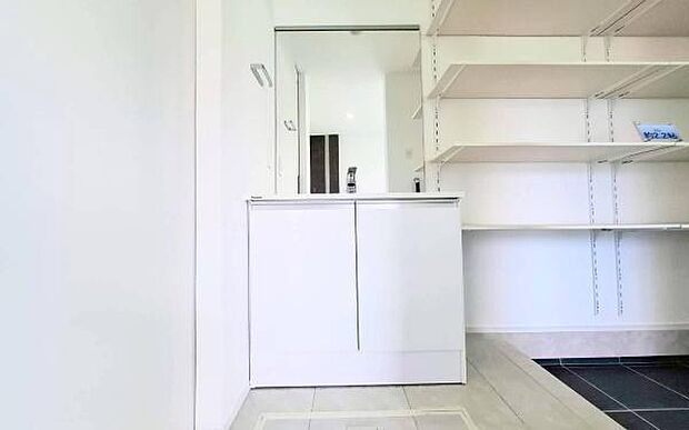 《洗面台》 ■1階にウエルカム洗面台を設けました。こまめな手洗いなどがすぐにできて清潔で快適な生活が送れます。