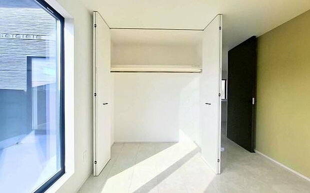 《収納》 ■洋服を機能的に収納できるハンガーパイプのほか、帽子やバッグを置ける枕棚も設置。ゆとりあふれる収納空間です。