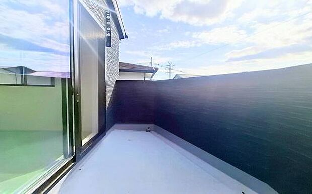 《バルコニー》 ■陽当りも良く、洗濯物も良く乾きそうです。