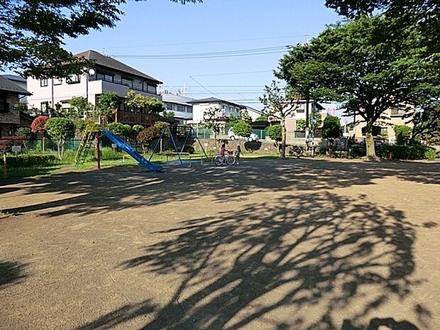 天台公園まで555m、宇宙アンテナのようなオブジェが目玉です。 このオブジェを眺めながら憩うのが贅沢な時間、癒しの時間が過ごせる公園