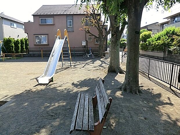 成瀬鹿島公園まで1333m、滑り台、ブランコ、砂場、鉄棒が楽しめます。大きな木もありスペース的にも標準的な公園です。