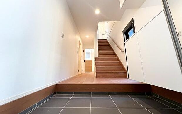 《玄関》　■玄関を開けると、エントランスホールがお出迎え。上がりがまちやシューズボックスがゆったりと構え、心地よさに包まれます。