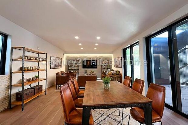 ゆとりを感じさせる上質で明るい空間が、住まう人や訪れる人を心地よく迎え入れてくれます。（本画像家具はCGで作成しており、実際に現地に家具はおかれておりません。また価格に家具は含まれておりません。）