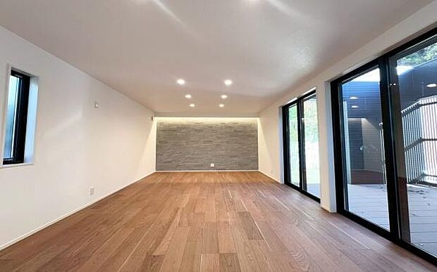 《リビングダイニング》　■豊かな光が照らすこの場所は、たわいもない会話を楽しみ、ゆったりとした時間を過ごす場所。家族の日常が刻まれる大切な空間です。自然光に溢れるこの空間はリフレッシュにピッタリです。