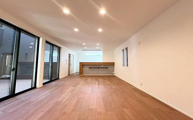 《リビングダイニング》　■上質な時間を育む暮らしのメインステージ。寛ぎとご家族とのコミュニケーションを育む居心地のよい場所。この明るい空間は家族に安らぎを与えて、落ち着いた心地よい空間になるでしょう。