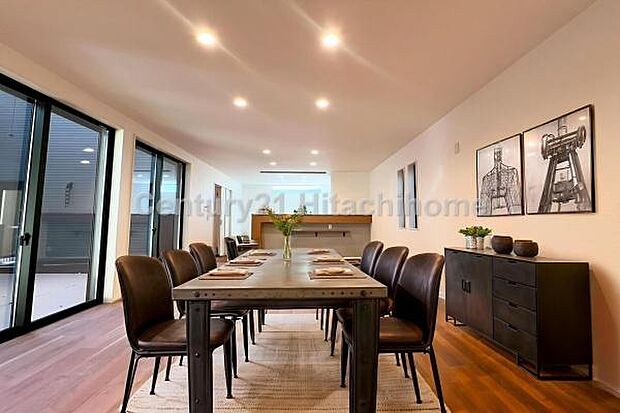 《リビングダイニング》　■本画像は家具や小物の配置をCGで作成しており、実際に現地に家具や小物は置かれておりません。また、価格に家具や小物は含まれておりません。