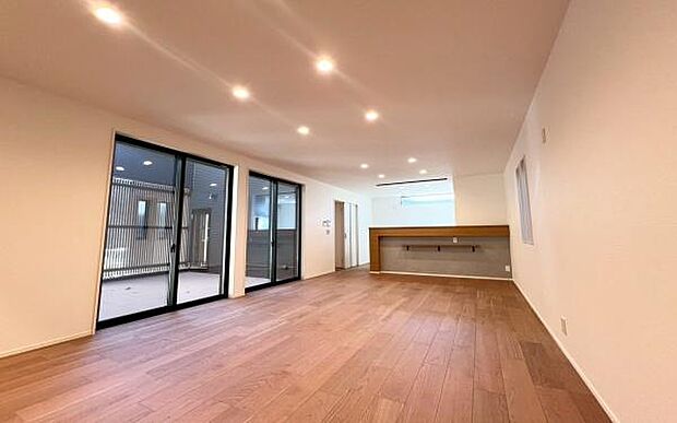 《リビングダイニング》　■大画面ＴＶも余裕、インテリアプランが考えやすいワイドなリビング。