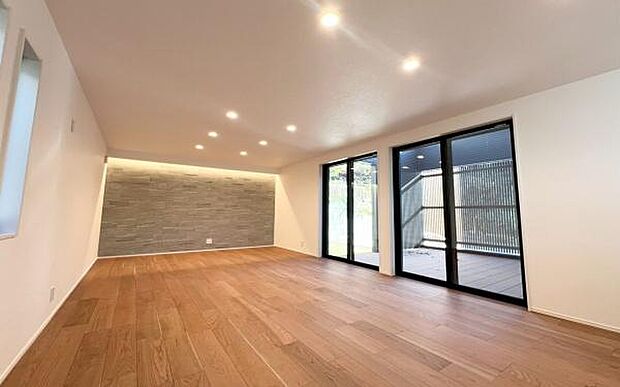 《リビングダイニング》　■家族が自然と集まって、思い思いにくつろぎ、遊び、語らう、やすらぎの空間。