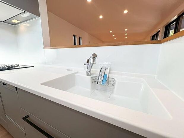 《システムキッチン》　■人造大理石シンクは、見た目がとてもスッキリしています。