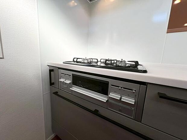 《三口ガスコンロ》 ■毎日料理をする方、家族の分まで作られる方には必須の三口ガスコンロ。同時進行が可能で効率よく、楽しく料理ができます