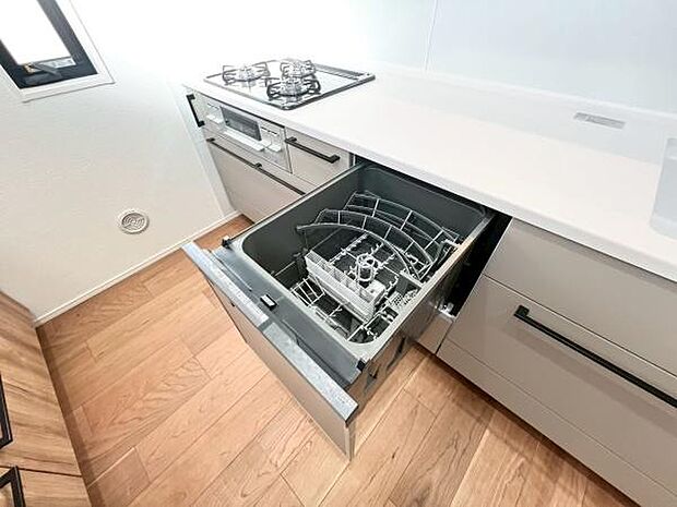 《食器洗い乾燥機》　■食事後もゆっくり過ごせる食器洗い乾燥機を設置。手洗いよりもキレイに洗え、節水にもなります。