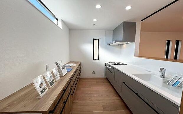 《ダイニングキッチン》　■家族が集う楽しく親子の会話も弾む対面キッチン。明るく清潔で使い勝手のいいキッチンには、いつも家族の笑顔があふれています。