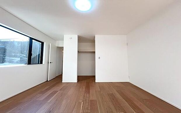 《寝室》　■朝から日差しいっぱい、早起きしたくなる洋室。ベッドを置いてもゆとりを感じられる。窓からの朝日が心地よい目覚めへと誘います。ゆとりある広さを確保し、心地よいプライベートタイムを演出します。