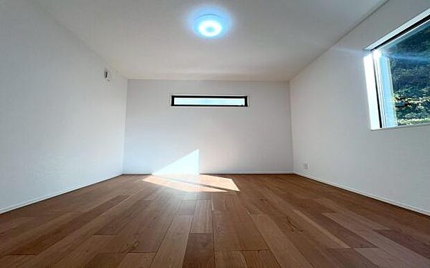 《子供部屋》　■お子様の成長を優しく見守る、明るい子供部屋。遊んだり、学んだり、時には一人の時間を過ごしたりと健やかな毎日を育む大切な場所。未来への第一歩を育む、かけがえのない空間です。