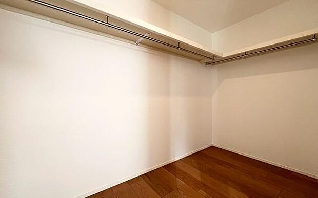 《ウォークインクローゼット》　■大容量のウォークインクローゼットをご用意。衣類だけでなく、遊び道具やトランクなどの旅行用品の収納にも重宝します。