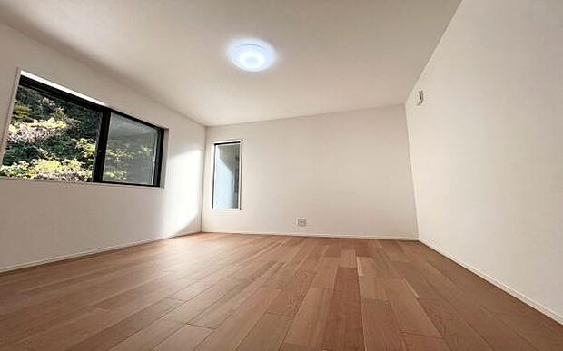 《洋室》　■落ち着いた雰囲気もあって、収納力もある、大人にも、子供にも相応しい、明るくスタイリッシュな空間になっています。寝室にも子供部屋にも使える万能な、なくてはならない便利なお部屋になっています。