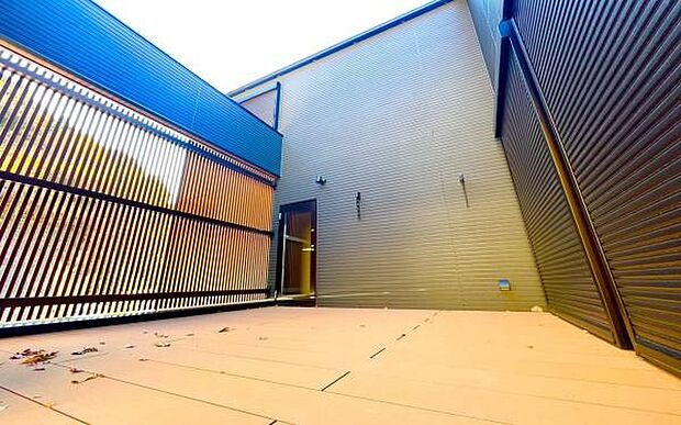 《ウッドデッキ》　■ウッドデッキを設置した自慢のプライベートテラス。「人を呼びたくなる家」「人に魅せたい家」