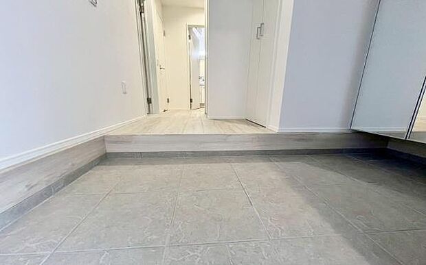 《玄関》 ■玄関を開けると、エントランスホールがお出迎え。上がりがまちやシューズボックスがゆったりと構え、心地よさに包まれます。